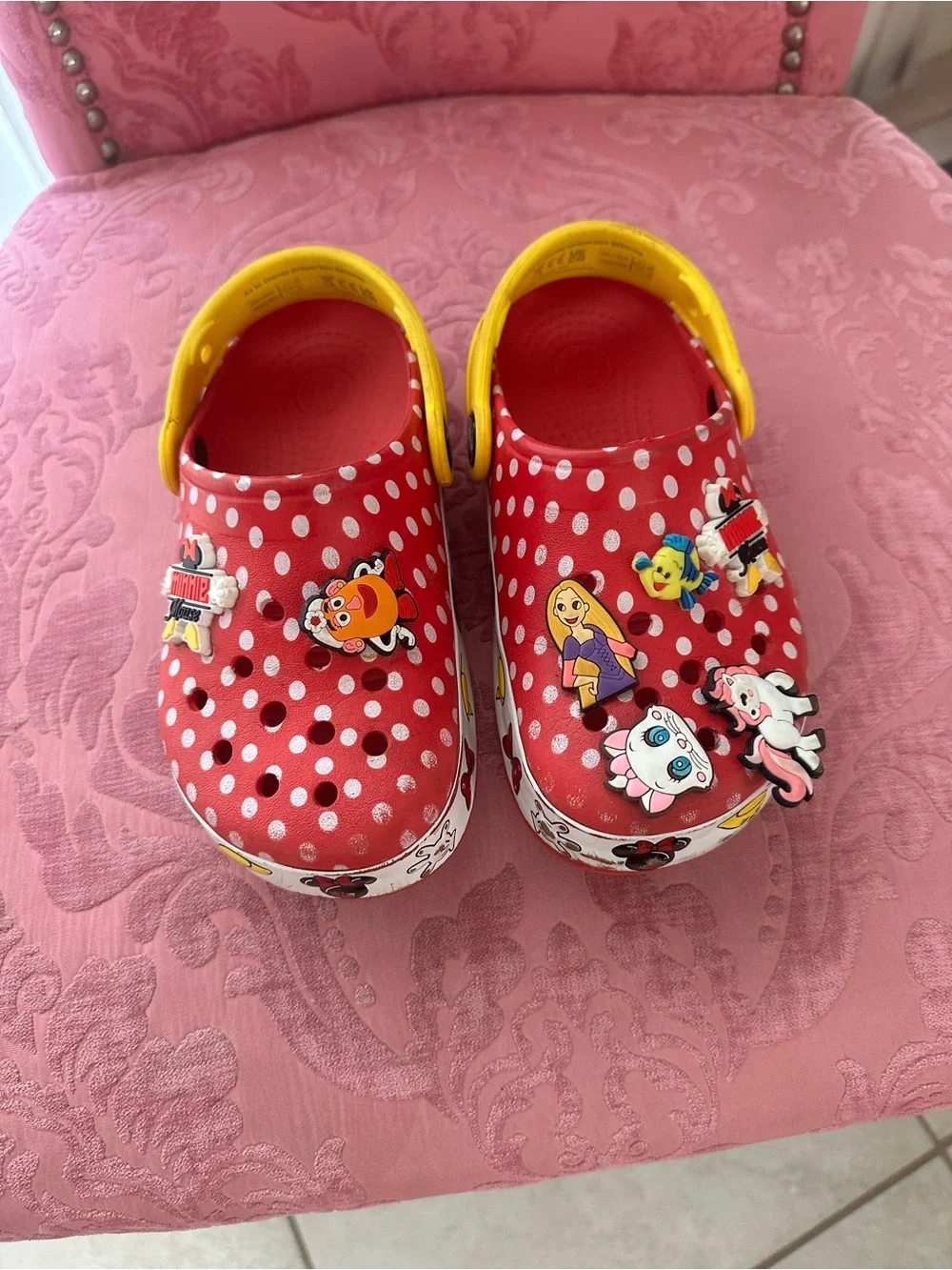 Minnie Polka Dot Red Clog Sandals with Yellow Strap